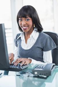 微笑时尚的女商人在电脑上工作