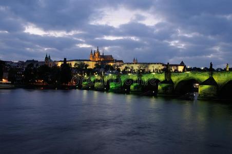 夜间照亮查尔斯桥和布拉格城堡