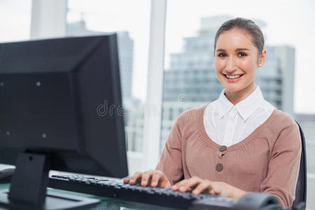 在电脑上工作的快乐的漂亮女商人