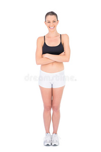 穿着运动服的微笑女子双臂交叉看着镜头