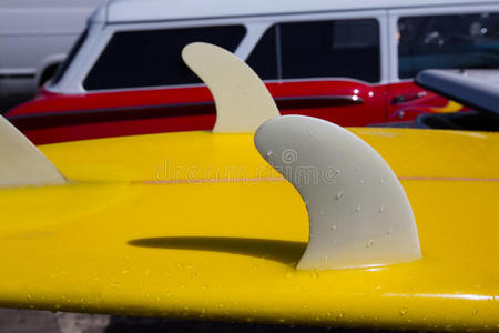 加州红色复古车黄色冲浪板龙骨鳍详图