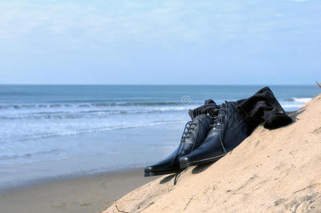 在海滩上穿鞋