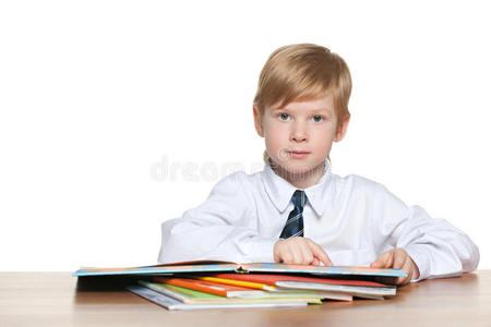 男孩在书桌旁看书