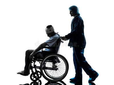 轮椅上的受伤男子和护士的轮廓