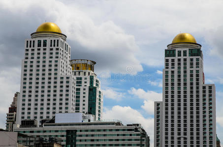 蓝天白云下的现代金融大厦图片