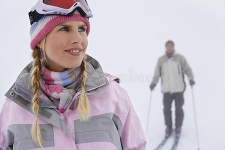 女人和男人在斜坡上滑雪