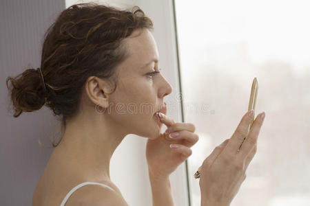 女人用窗涂唇彩