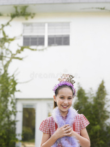 戴着头饰和羽毛的可爱女孩图片