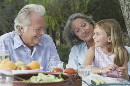 爷爷奶奶和孙女在户外餐桌上