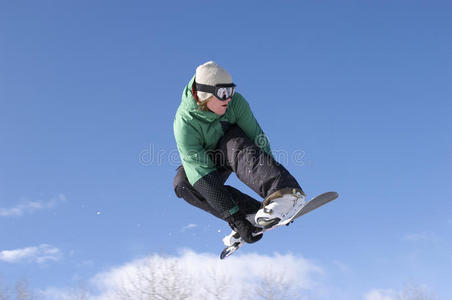 滑雪运动员在蓝天下表演特技