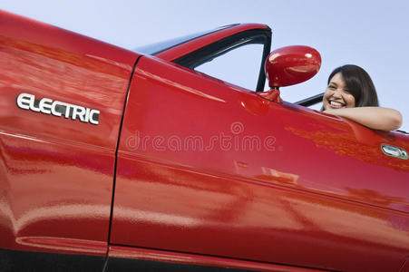 红色电动车里微笑的女人图片