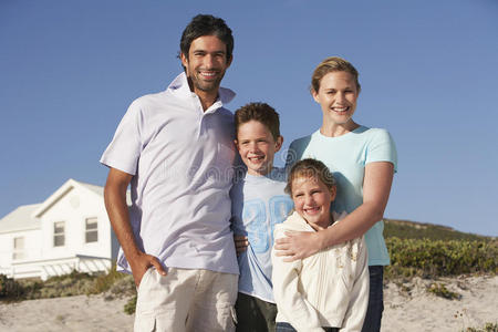 海滩上幸福家庭的画像