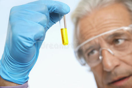 科学家检验黄色液体试管图片