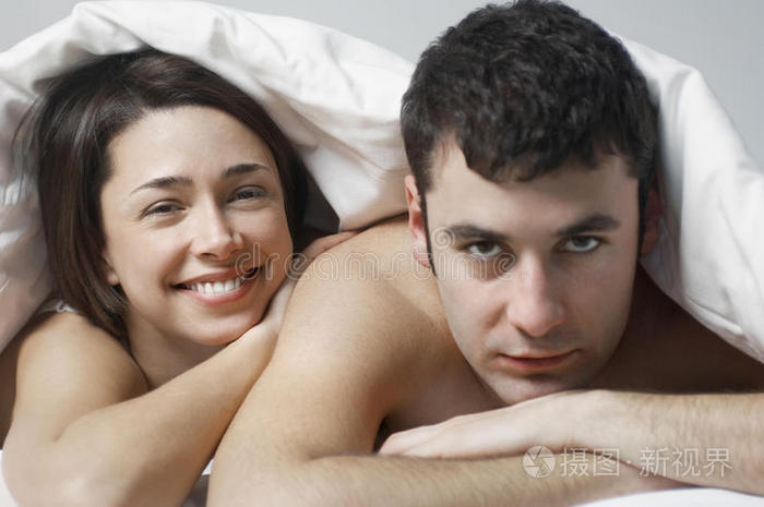 床上有男人的快乐女人