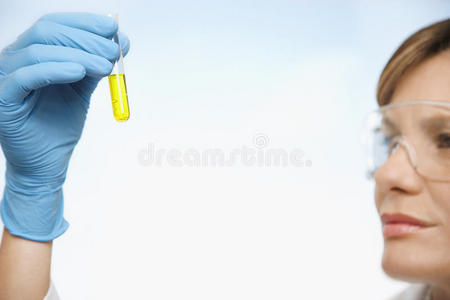 科学家检验黄色液体试管图片