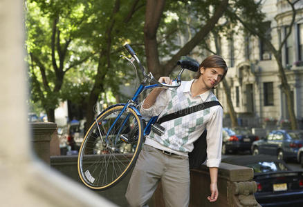 商人在户外骑自行车