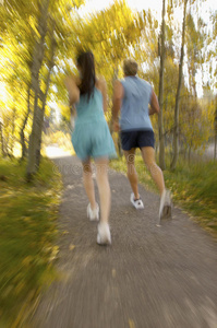 在森林里慢跑的年轻夫妇图片