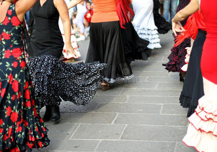 舞者专家与西班牙优雅的时期服装舞蹈