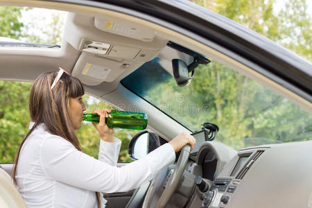 女人喝红酒玻璃酒精成瘾醉醺醺的寂寞女人醉酒的女人在浴室呕吐的女人