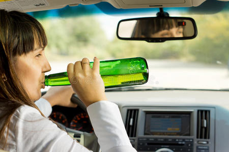 喝酒驾车酒后驾车的醉酒女子照片