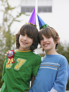两个戴着户外聚会帽的男孩的画像