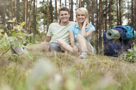 徒步旅行的年轻夫妇带背包在森林中放松