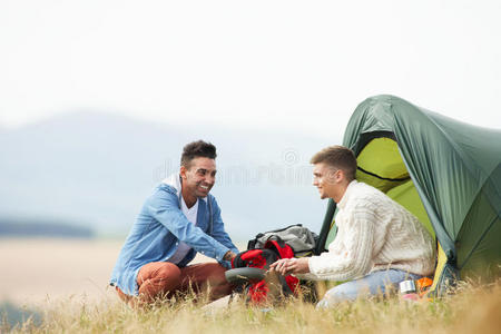 两个年轻人在乡下野营