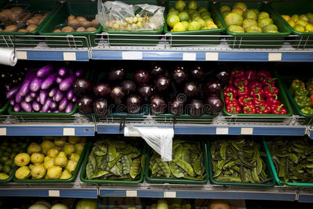 杂货店陈列的各种水果和蔬菜图片