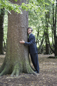 商人抱着树干在森林里