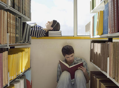 两名大学生在图书馆读书