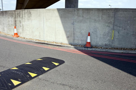 减速带路中间的减速带照片