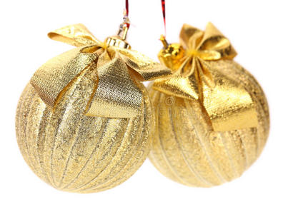 为圣诞树准备两个金球。