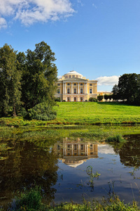 巴甫洛夫斯克花园和宫殿的夏季景观。