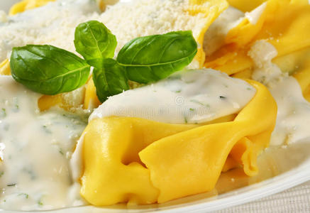 意大利乳酪菠菜玉米卷配奶油沙司和意大利干酪