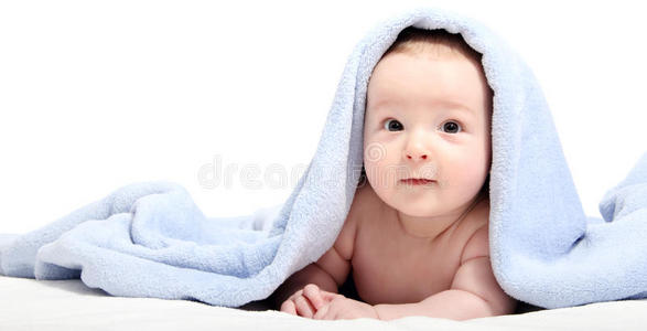 婴儿在毯子下洗完澡