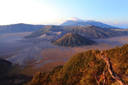 印度尼西亚爪哇日出时的布罗莫火山