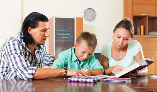小学生和家长一起做家庭作业图片