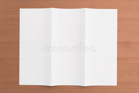 木制背景的空白三折小册子图片