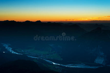奥地利阿尔卑斯山的日落景象