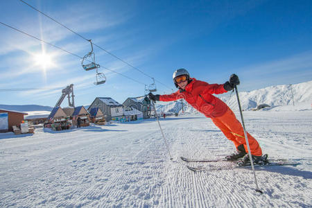 滑雪者在高山中的古达乌里度假村gudauri resort拍照留念