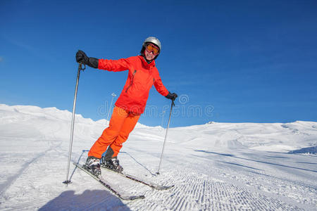 滑雪者在高山中的古达乌里度假村gudauri resort拍照留念