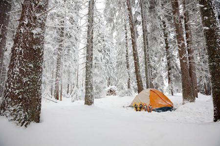 在喀尔巴阡山脉冬季徒步旅行期间露营
