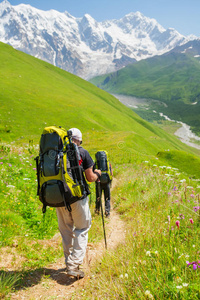 徒步旅行者在乔治亚州高加索山脉徒步旅行期间休息