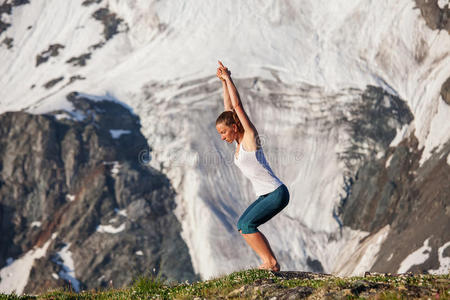 女人在山上做瑜伽练习