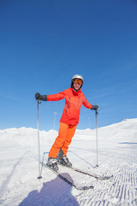 滑雪者在高山中的古达乌里度假村gudauri resort拍照留念