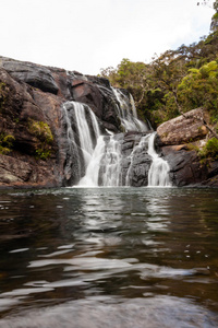 斯里兰卡霍顿平原国家公园的野生瀑布