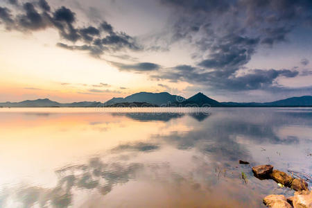 斯里兰卡大湖镜日出美景