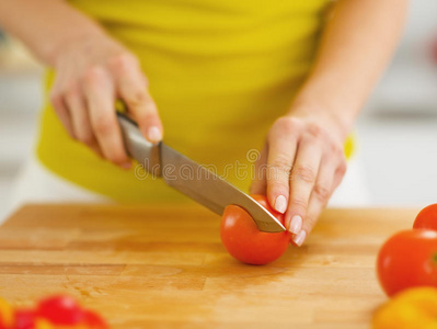 女人在砧板上切西红柿特写