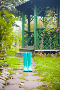 花园里鲜艳时髦的胶靴