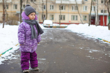 可爱快乐的小女孩走在雪地上